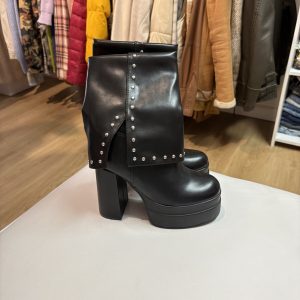 Botas negras con taco y tachas, nuevas sin uso
