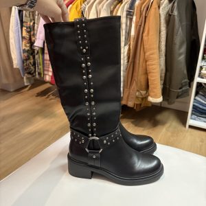 Botas negras con tachas y argolla, nuevas sin uso | Varios talles