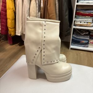Botas crema con taco, plataforma y tachas, nuevas sin uso | Varios talles
