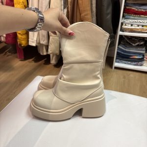 Botas crema caña media, nuevas sin uso | Varios talles