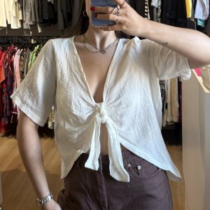 Blusa cruda, se ata en el medio