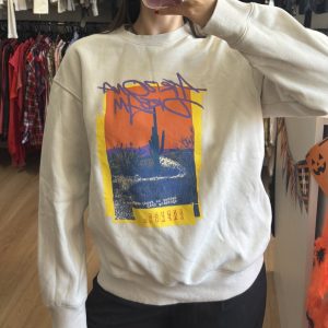 Buzo HyM beige con naranja, violeta, amarillo