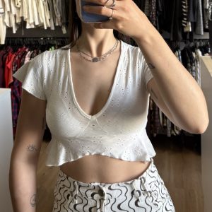 Top Shein blanco con bordado blanco