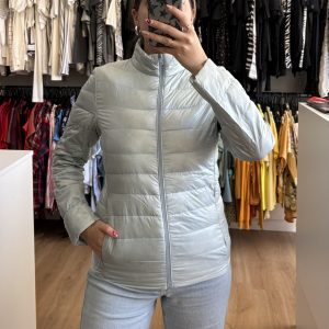 Campera de nylon celeste