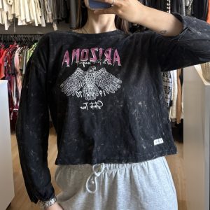 Remera N+ negra con beige, rosa y blanco