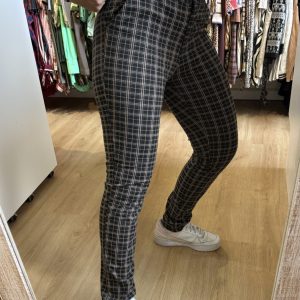 Pantalon cuadrille negro y beige