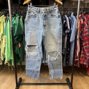 Jean Zara celeste con roturas, tipo mom