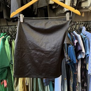 Pollera negra satinada con argollas