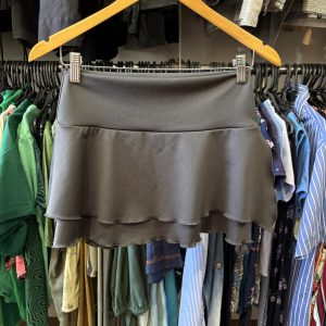 Pollera gris oscuro con volados