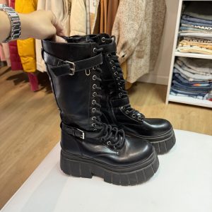 Botas caña alta negras acordonadas