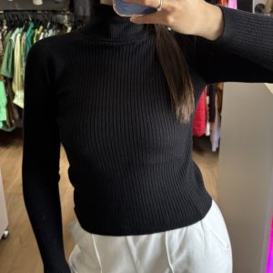 Polera Pull and Bear negra