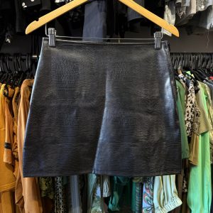 Pollera negra de cuerina con textura