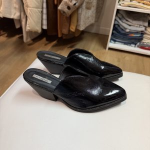 Zuecos Miss Carol negros charol