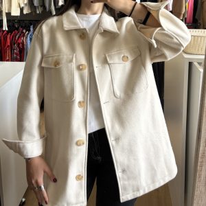 Sobre camisa crema Only