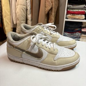 Championes Nike blancos con beige y dorado