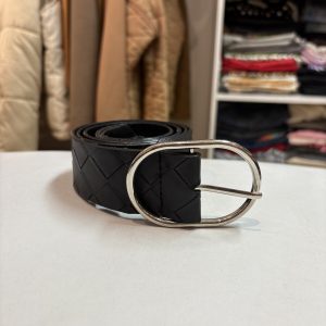 Cinturon negro, hebilla plateada ovalada