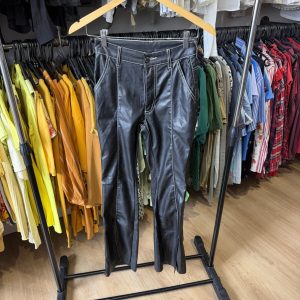 Pantalón de cuerina negro con tajos