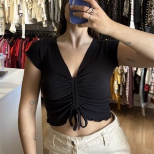 Remera AV negra con frunce