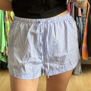 Short a rayas celestes