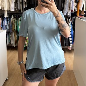 Remera deportiva JFU celeste