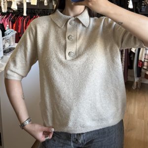 Buzo HyM beige con botones brillantes