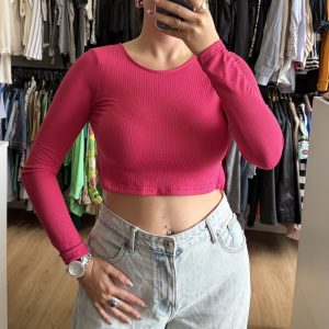 Remera crop top rosa con abertura atrás