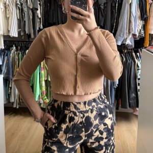 Remera crop Noisy May marrón