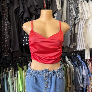 Top rojo satén con frunce al costado, nuevo con etiqueta