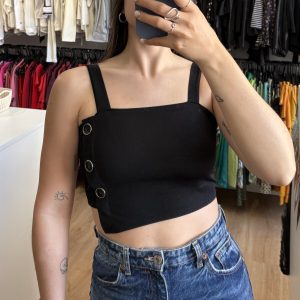 Top negro con botones