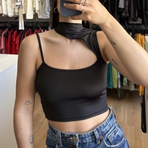 Top negro asimetrico con abertura