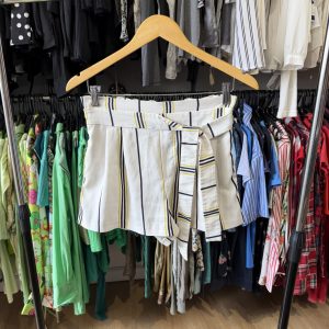 Short Zara blanco a rayas