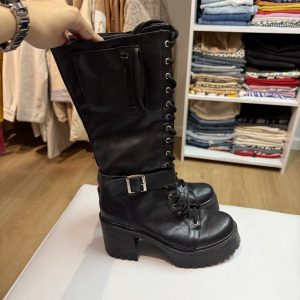 Botas acordonadas negras con hebilla, nuevas
