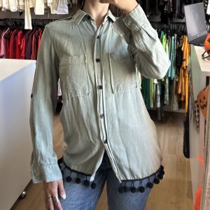 Camisa Zara verde oliva con pon pon negro