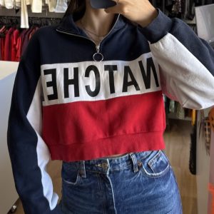 Buzo HyM azul marino, blanco, rojo y negro