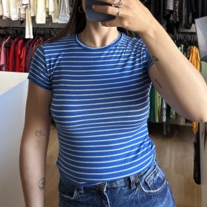 Remera Zara azul con rayas blancas