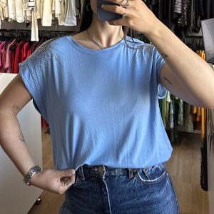 Remera celeste con tachas